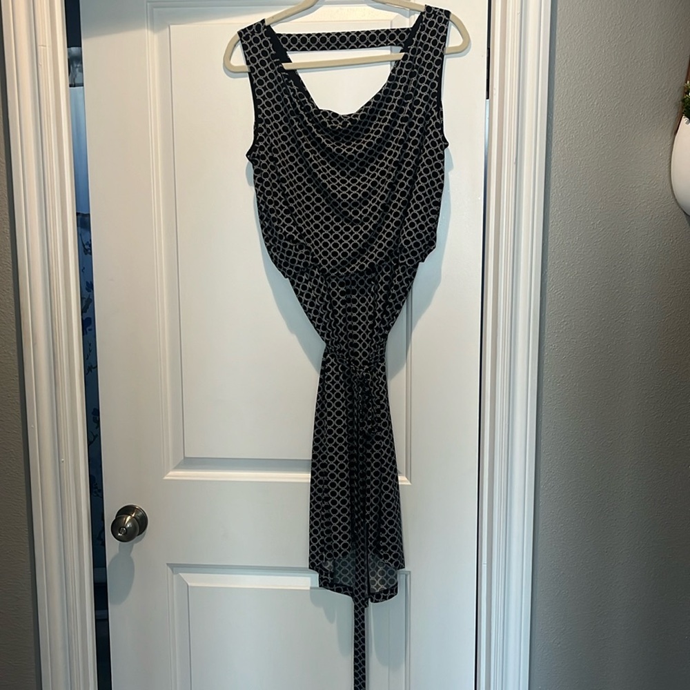 Black/white sleeveless dress